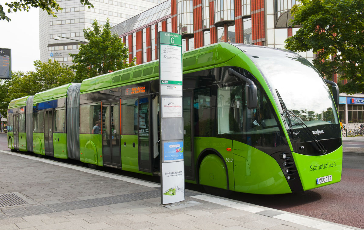 Hybrid spårvagnsbuss vid busshållplatsen
